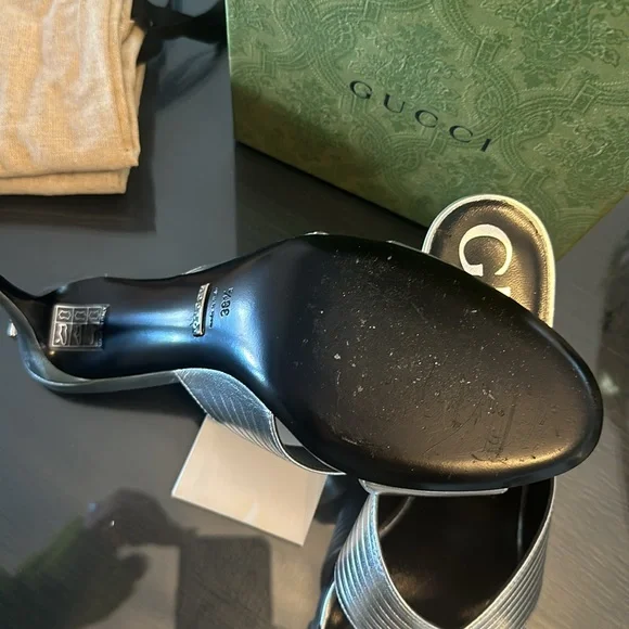 Gucci Logo Nappa Silk Metallic Leather Sandals in Argento - Picture 7 of 9